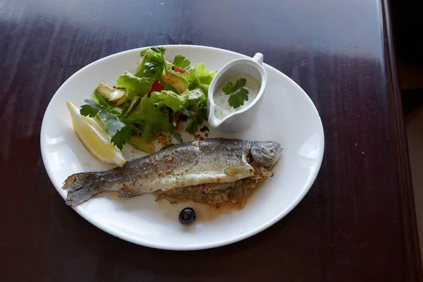Restorandaki yakut tabağı. Fotoğraf.
