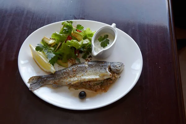 Restorandaki yakut tabağı. Fotoğraf.