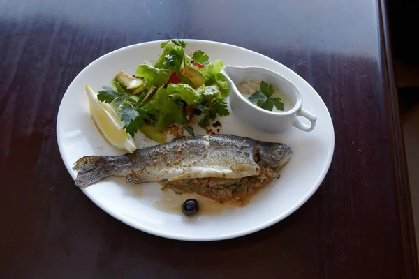 Restorandaki yakut tabağı. Fotoğraf.
