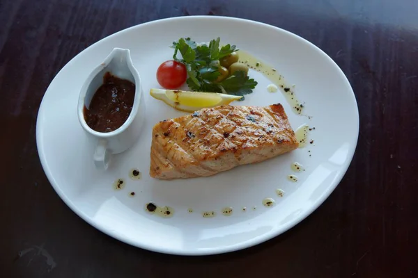 Restorandaki balık bifteği. Fotoğraf.