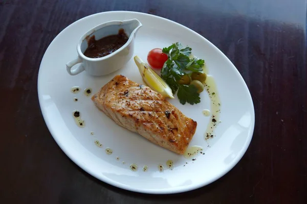 Restorandaki balık bifteği. Fotoğraf.