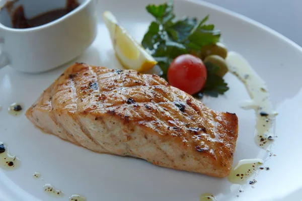 Restorandaki balık bifteği. Fotoğraf.