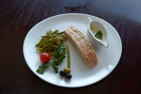 Restorandaki balık bifteği. Fotoğraf.