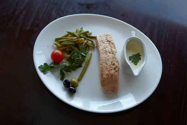 Restorandaki balık bifteği. Fotoğraf.