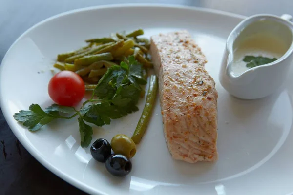 Restorandaki balık bifteği. Fotoğraf.