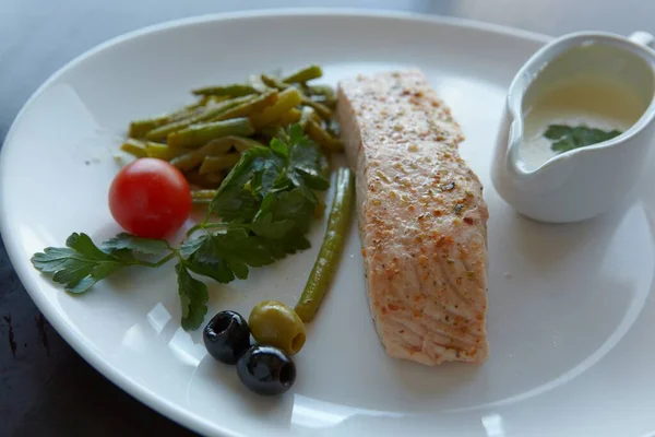 Restorandaki balık bifteği. Fotoğraf.