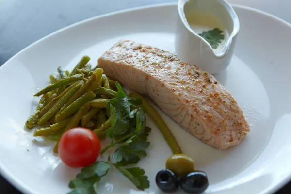 Restorandaki balık bifteği. Fotoğraf.