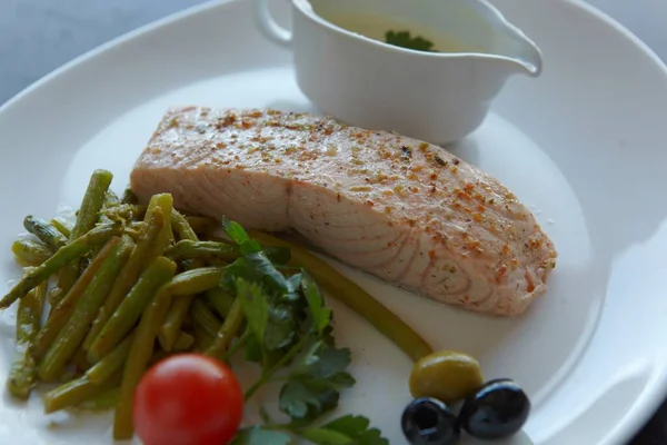 Restorandaki balık bifteği. Fotoğraf.