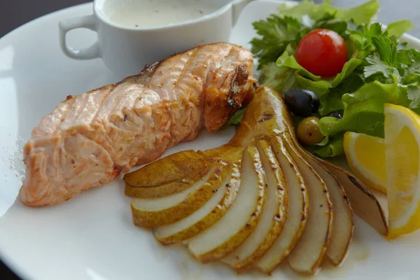 Restoran balığı bifteği. Fotoğraf.