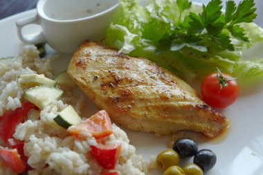 Restorandan yemek. domatesli tavuk