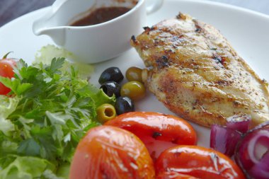 Restorandan yemek. domatesli tavuk
