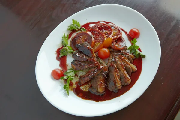 Restorandan yemek. domatesli tavuk