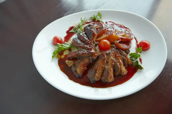 Restorandan yemek. domatesli tavuk