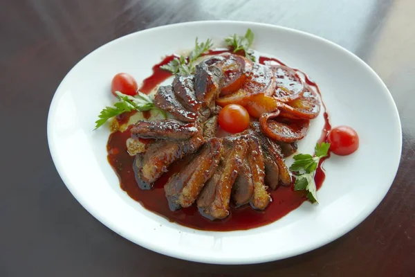 Restorandan yemek. domatesli tavuk