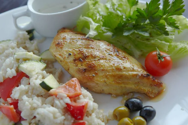 Restorandan yemek. domatesli tavuk