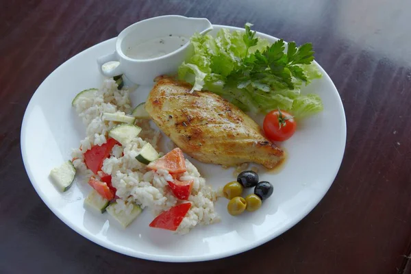 Restorandan yemek. domatesli tavuk