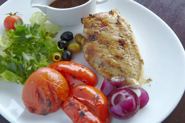 Restorandan yemek. domatesli tavuk