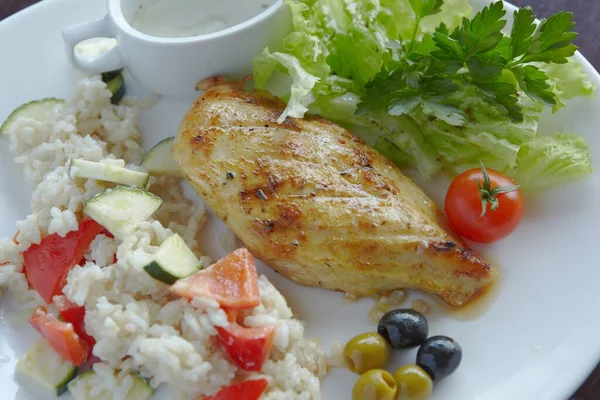 Restorandan yemek. domatesli tavuk