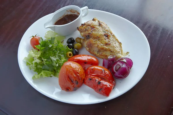 Restorandan yemek. domatesli tavuk