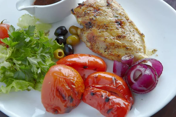 Restorandan yemek. domatesli tavuk