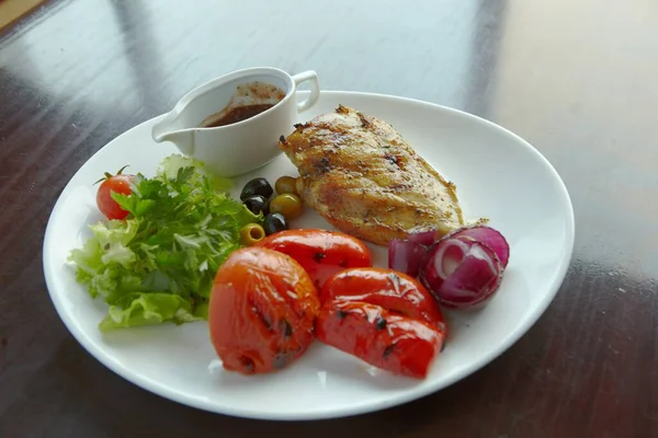 Restorandan yemek. domatesli tavuk