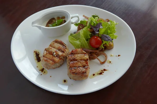 Restorandan yemek. et