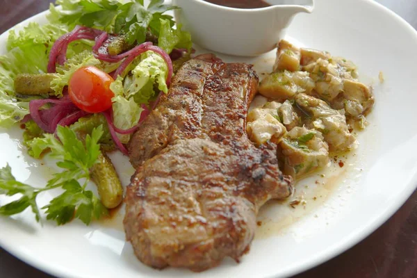 Restorandan yemek. et