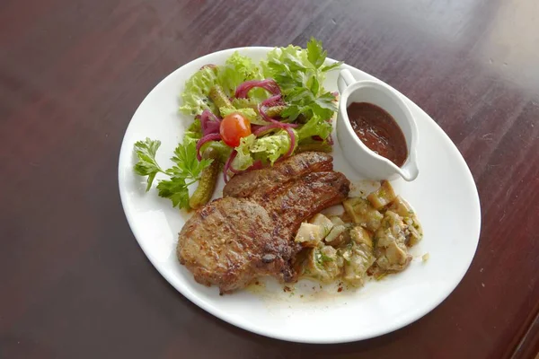 Restorandan yemek. et