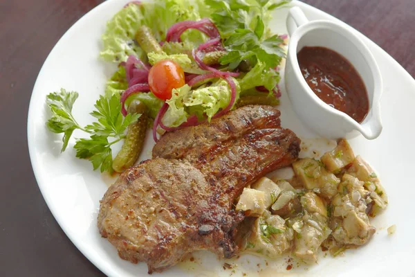 Restorandan yemek. et