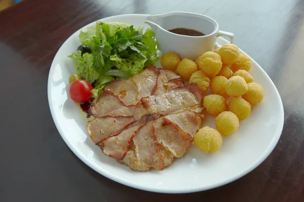 Restorandan yemek. et