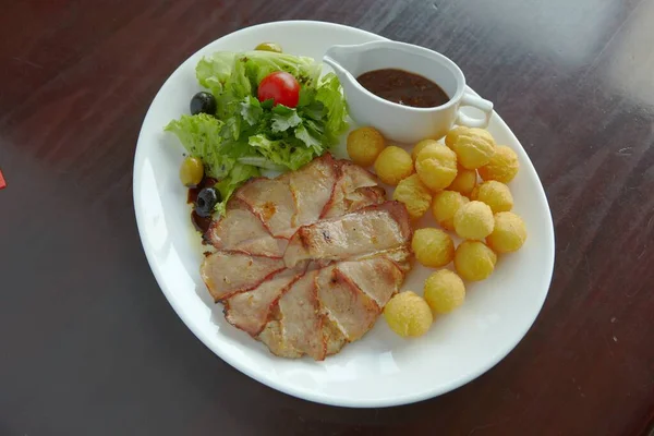 Restorandan yemek. et