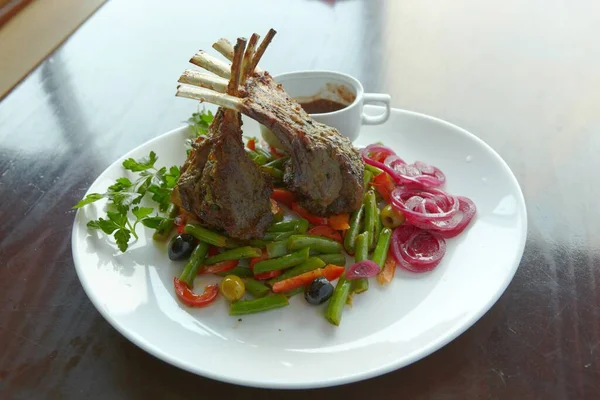 Restorandan yemek. et