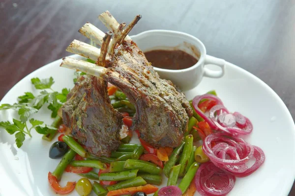 Restorandan yemek. et