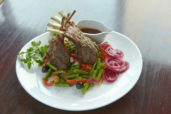 Restorandan yemek. et