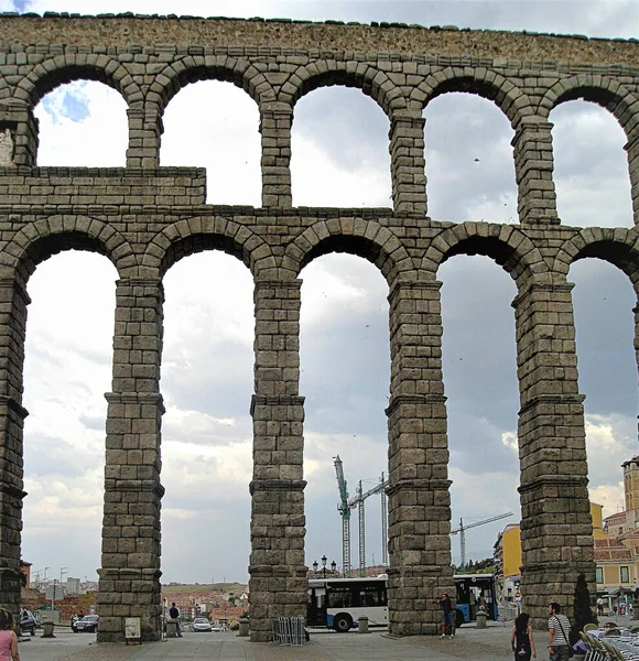 より正確には 水道橋 スペインのセゴビアにあるローマ水道橋である 最も保存状態の良いローマ時代の水道橋の一つであり セゴビアのシンボルでもあります — ストック写真