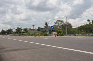 Yol boyunca Tayland var mavi ve kırmızı ışık tehlike yol göstermek için titreşen