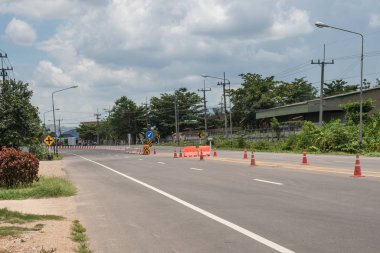Yol boyunca Tayland var mavi ve kırmızı ışık tehlike yol göstermek için titreşen