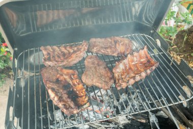 Kömür Barbekü kaburga ve lezzetli bir biftek vardır