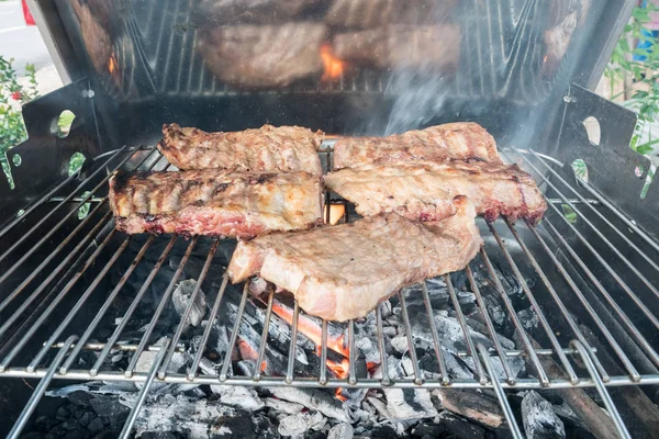 Sul Barbecue Carbone Sono Costolette Una Gustosa Bistecca — Foto Stock