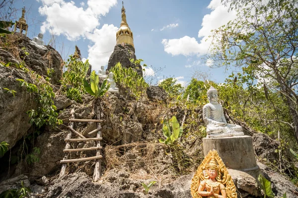 在泰国北部的自然界中 有一尊佛陀在高高的岩石上 Geberte 的石头上升起 — 图库照片
