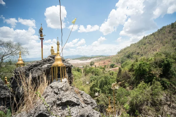 在泰国北部的自然界中 有一尊佛陀在高高的岩石上 Geberte 的石头上升起 — 图库照片