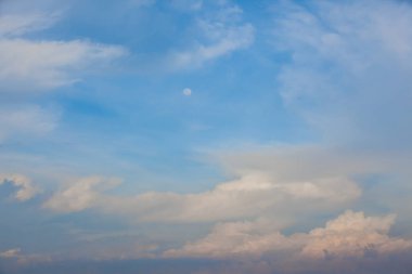 farklı yapıları ve bir ay ile havadaki yüksek bulutlar asmak