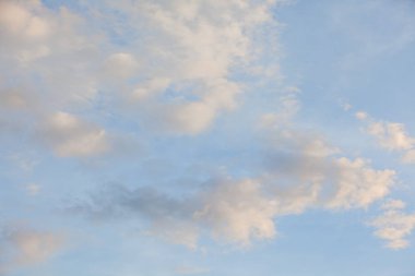 farklı yapıları ile havadaki yüksek bulutlar asmak