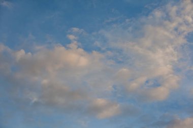 farklı yapıları ile havadaki yüksek bulutlar asmak