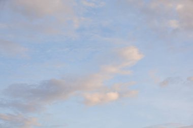 farklı yapıları ile havadaki yüksek bulutlar asmak