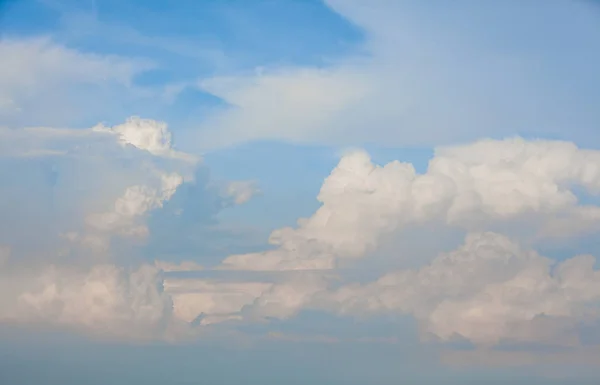 Nubes Altas Cuelgan Aire Con Diferentes Estructuras —  Fotos de Stock