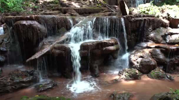 Den Bergen Thailands Gibt Einen Wasserfall — Stockvideo
