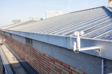 yüksek bir şehirde bina bir düz çatı Anemometre yoktur