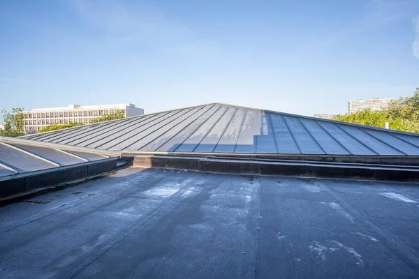 Een Grote Stad Een Plat Dak Een Hoog Gebouw — Stockfoto