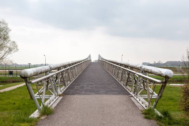 kentin eteklerinde bu bisiklet köprü meşgul otoyol üzerinde çalışır.